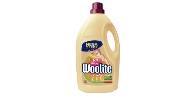 Woolite Keratin Therapy na barevné prádlo Fruity. Tekutý prací přípravek s keratinem. 4.5 l / 75 pracích dávek                                                                                                                                            
