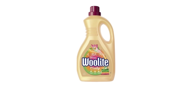 Woolite Keratin Therapy na barevné prádlo Fruity. Tekutý prací přípravek s keratinem. 2.7 l / 45 pracích dávek                                                                                                                                            