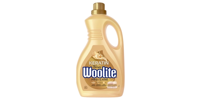 Woolite Keratin Therapy Pro-Care na všechny druhy prádla. Tekutý prací přípravek s keratinem. 2.7 l / 45 pracích dávek                                                                                                                                    